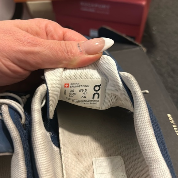 Blue on cloud well worn sneakers - Picture 2 of 2